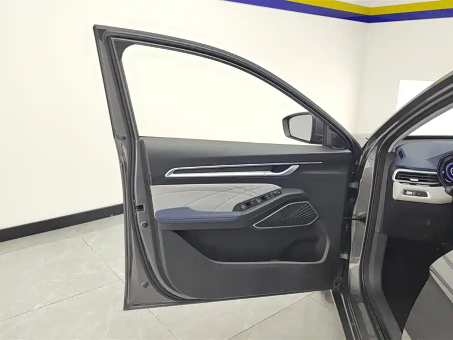 Emgrand 4 th Gen 1.5 L CVT Flagship