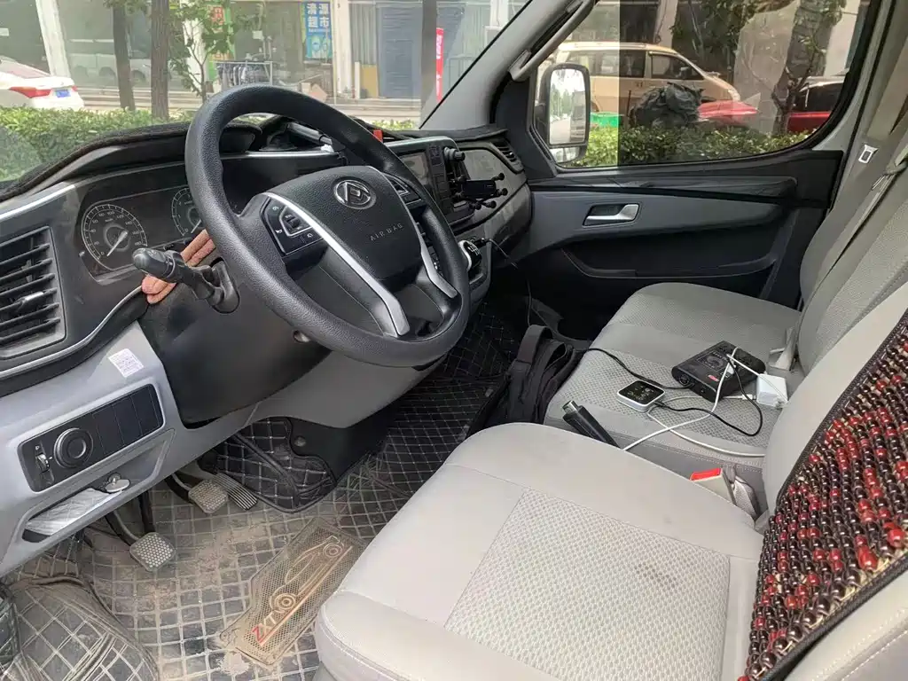 Xintu V80 新途V80 2023款 2.0 T PLUS AMT厢式车VAN短轴超低顶3座