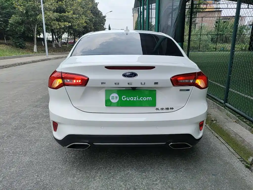 Focus Sedan EcoBoost 180 Auto Sharp Trend