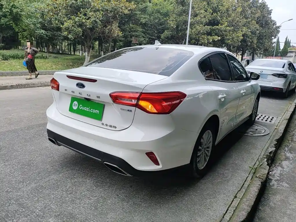 Focus Sedan EcoBoost 180 Auto Sharp Trend