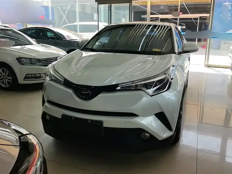 Toyota C-HR 2.0 L Leading