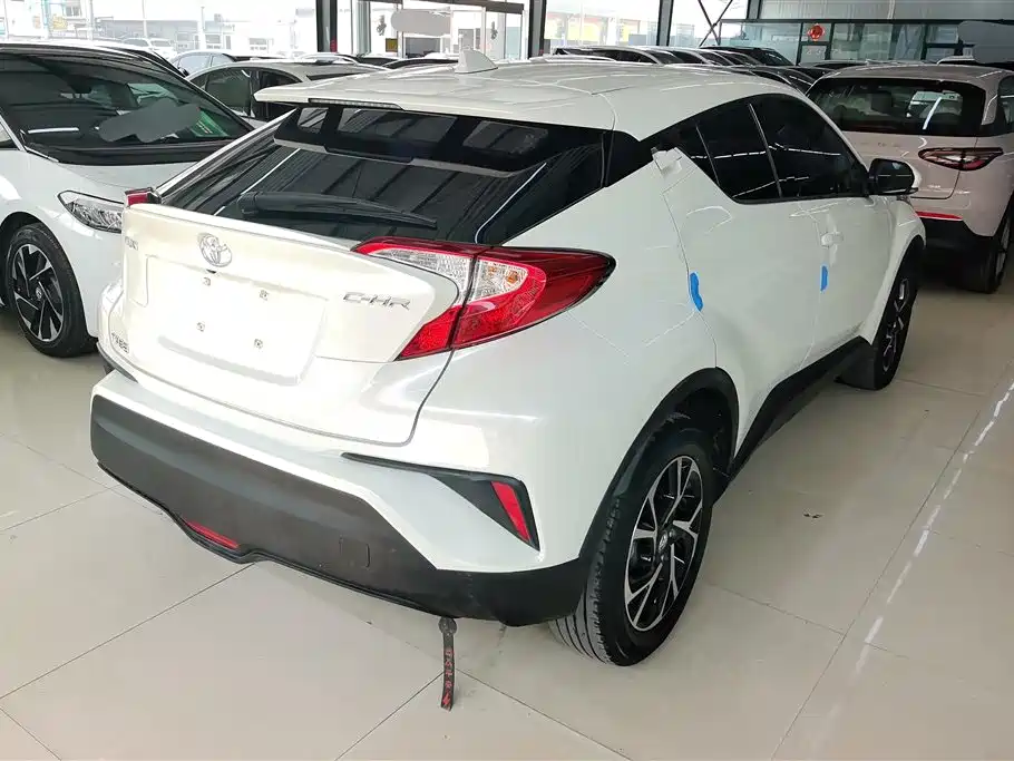 Toyota C-HR 2.0 L Leading
