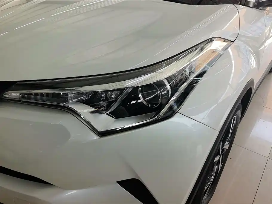 Toyota C-HR 2.0 L Leading