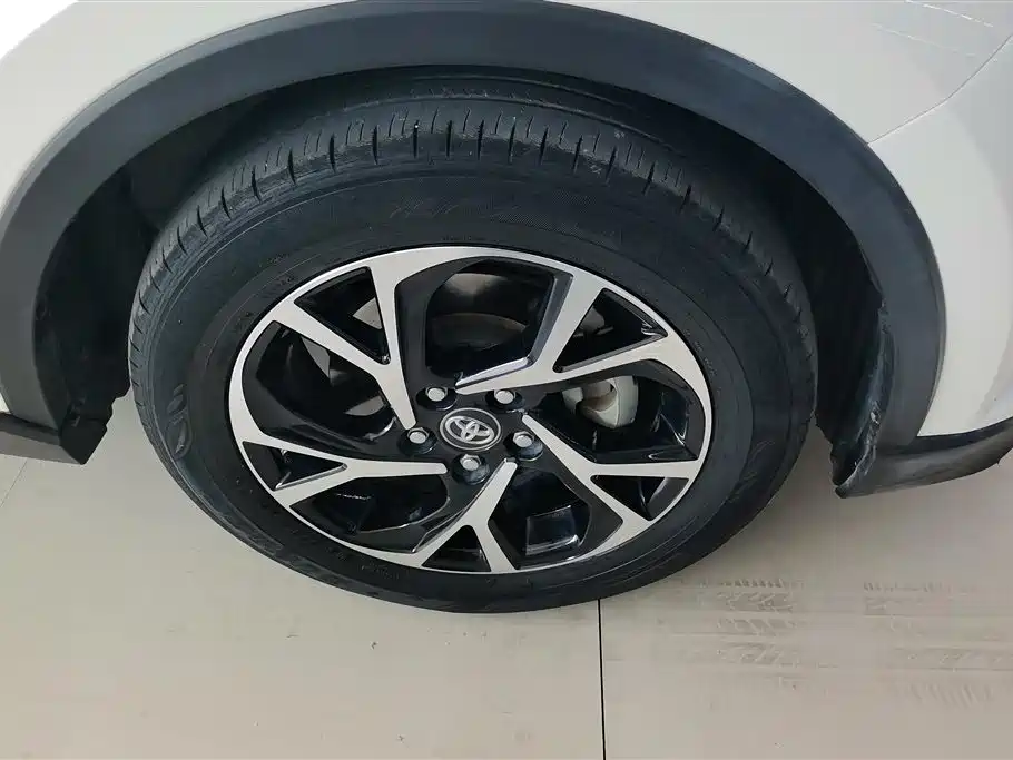 Toyota C-HR 2.0 L Leading