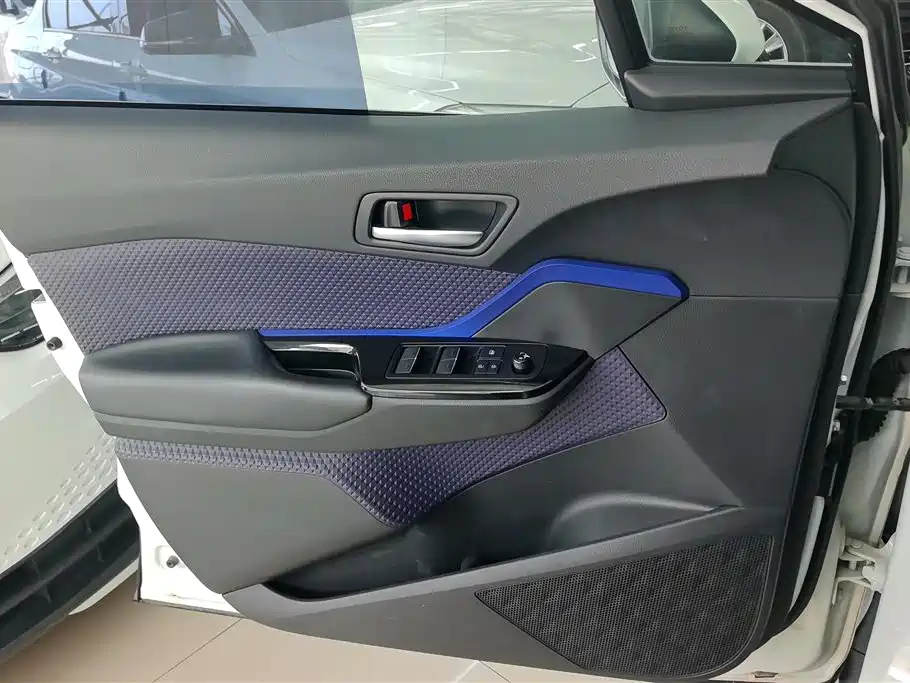 Toyota C-HR 2.0 L Leading