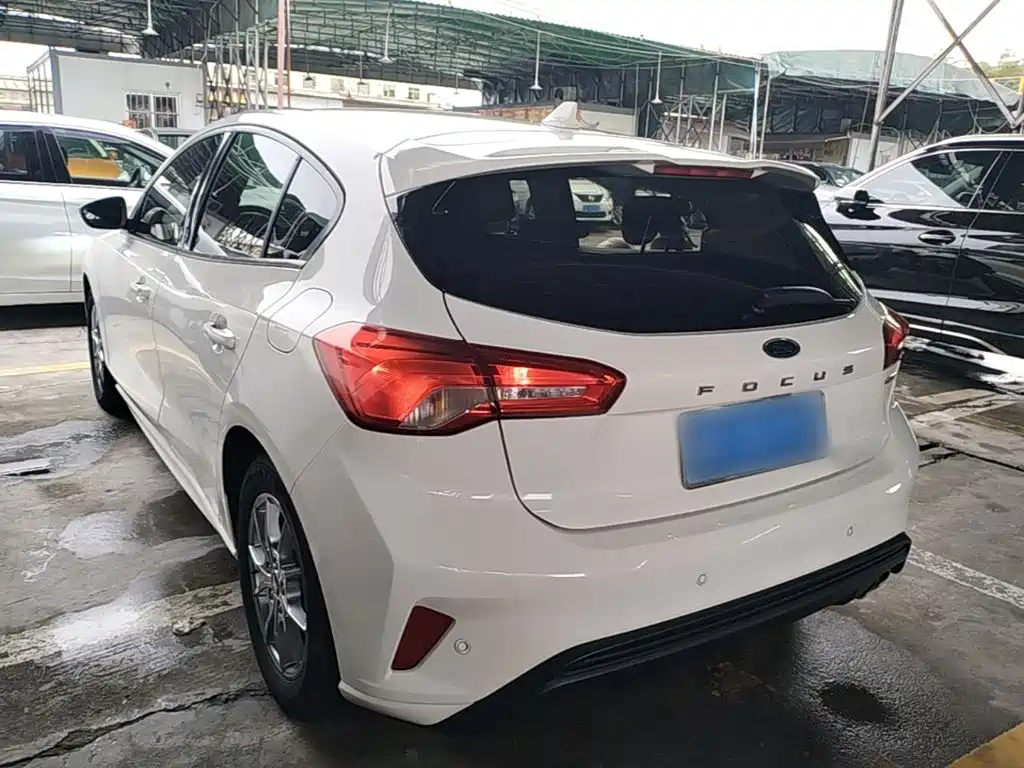 Focus Hatchback EcoBoost 180 Auto Sharp Trend