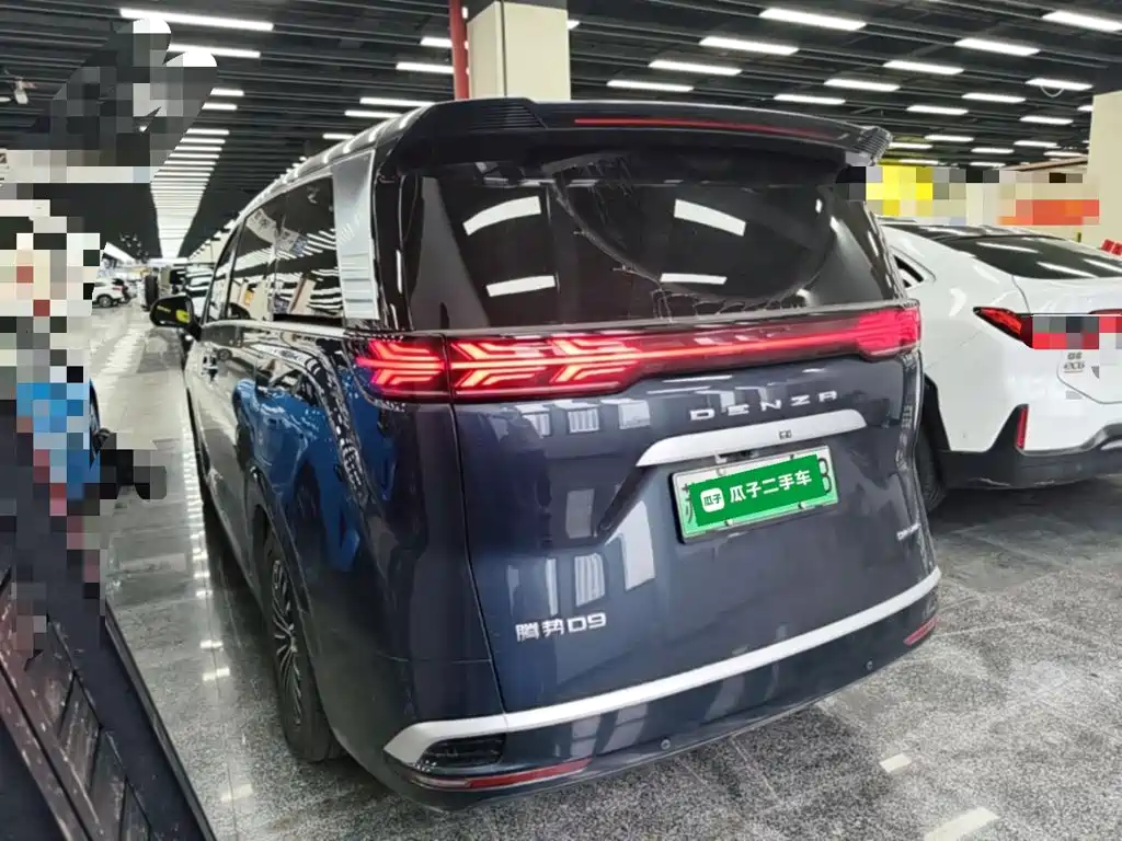 Denza D9 DM-i 970 4 WD Honored