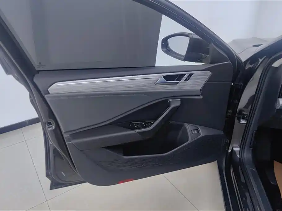 Sagitar 300 TSI DSG Transcend