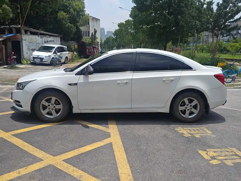 Cruze 1.6 L SL Sunroof MT