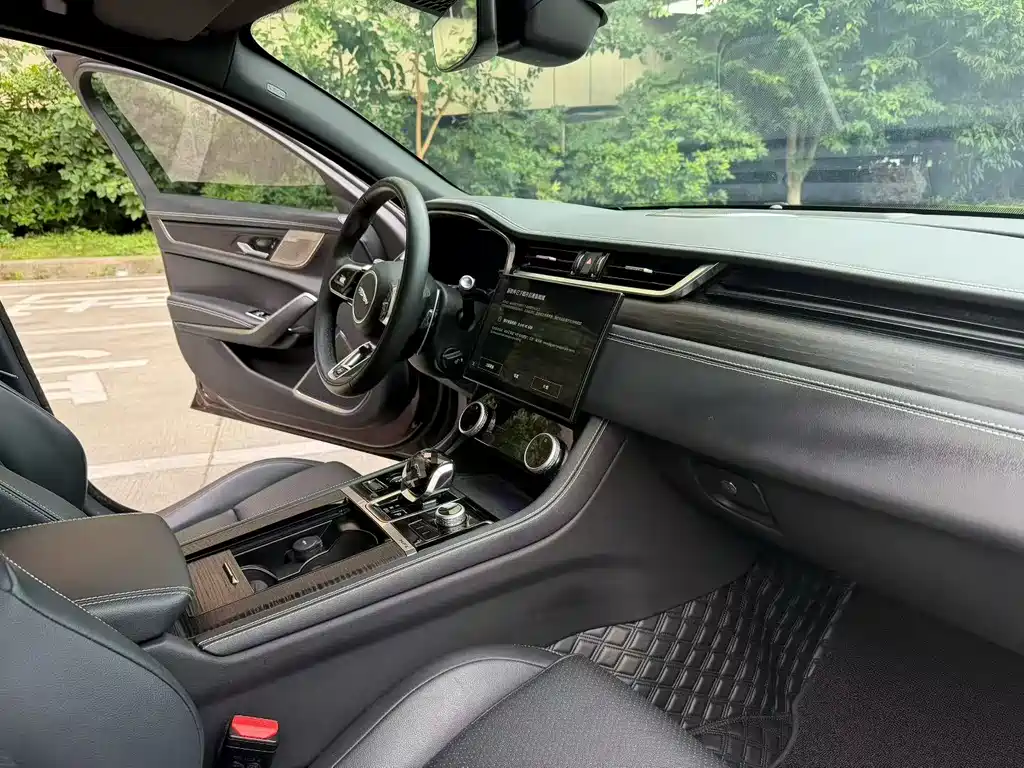 Jaguar XFL XFL 2.0 T P250 4 WD Black Shine Sport