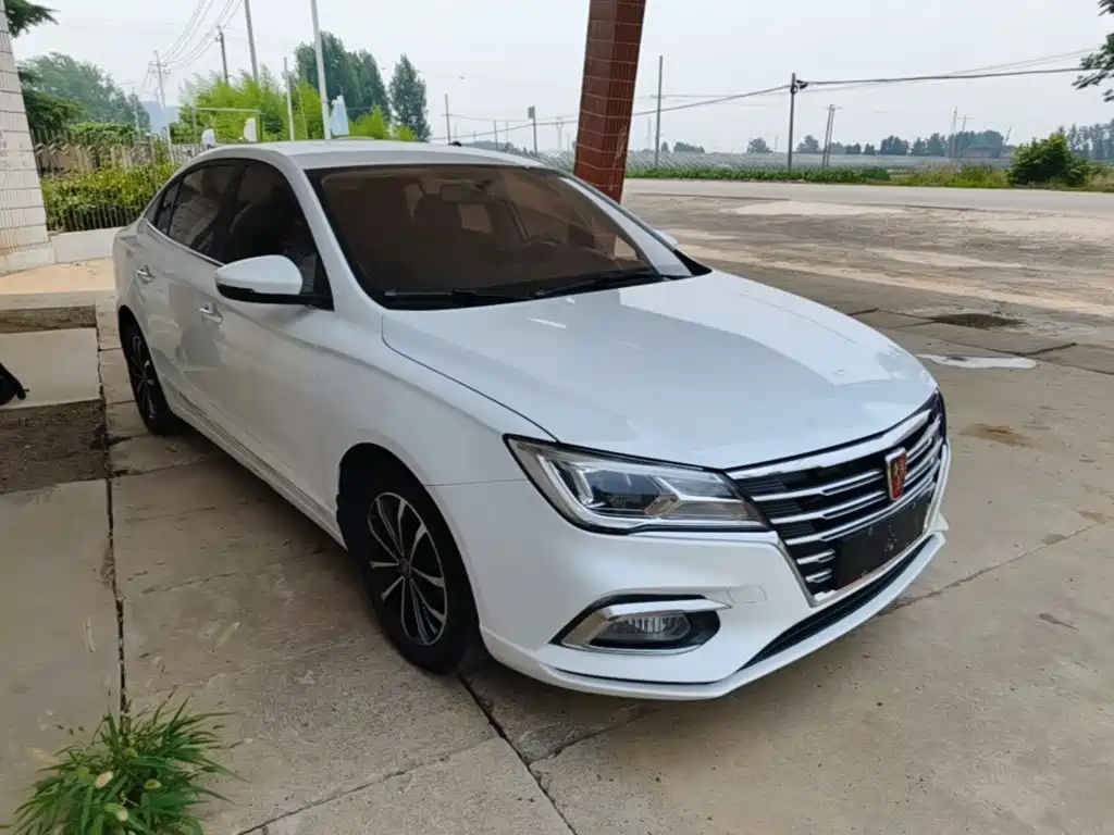 Roewe i5 1.5 L Manual 4 G Connected Leading Luxury Flagship