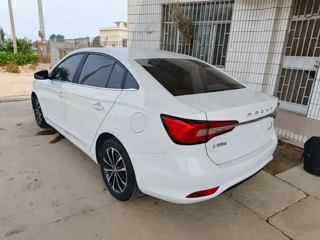 Roewe i5 1.5 L Manual 4 G Connected Leading Luxury Flagship