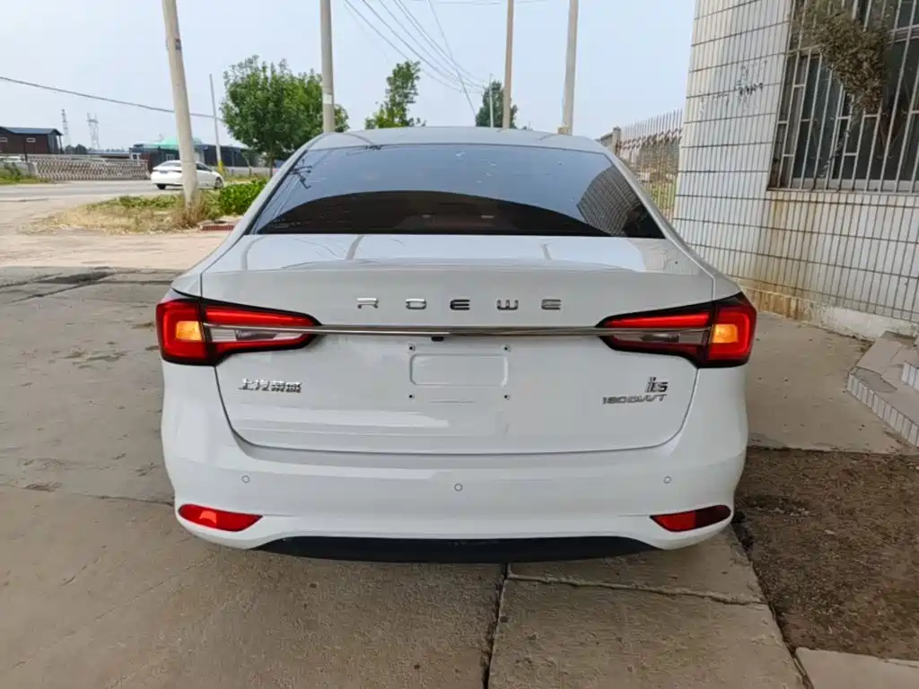 Roewe i5 1.5 L Manual 4 G Connected Leading Luxury Flagship