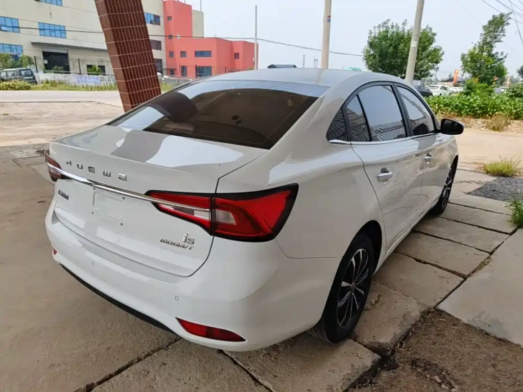 Roewe i5 1.5 L Manual 4 G Connected Leading Luxury Flagship