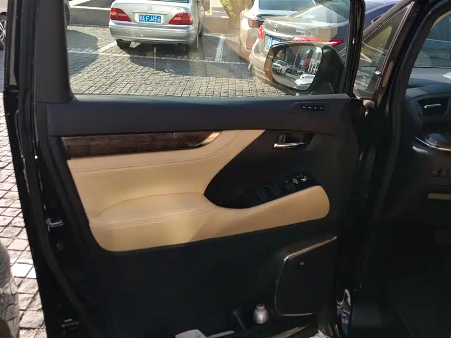 Vellfire Crown Dual Engine 2.5 L HV Supreme