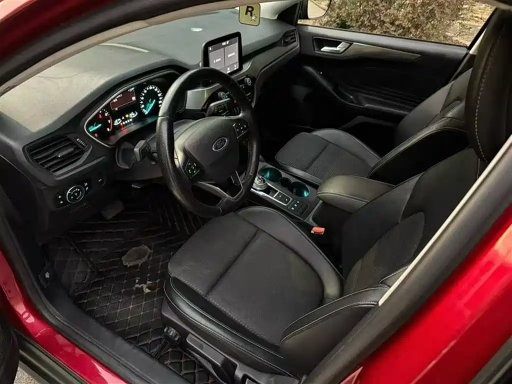Focus Sedan EcoBoost 180 Auto Sharp Trend