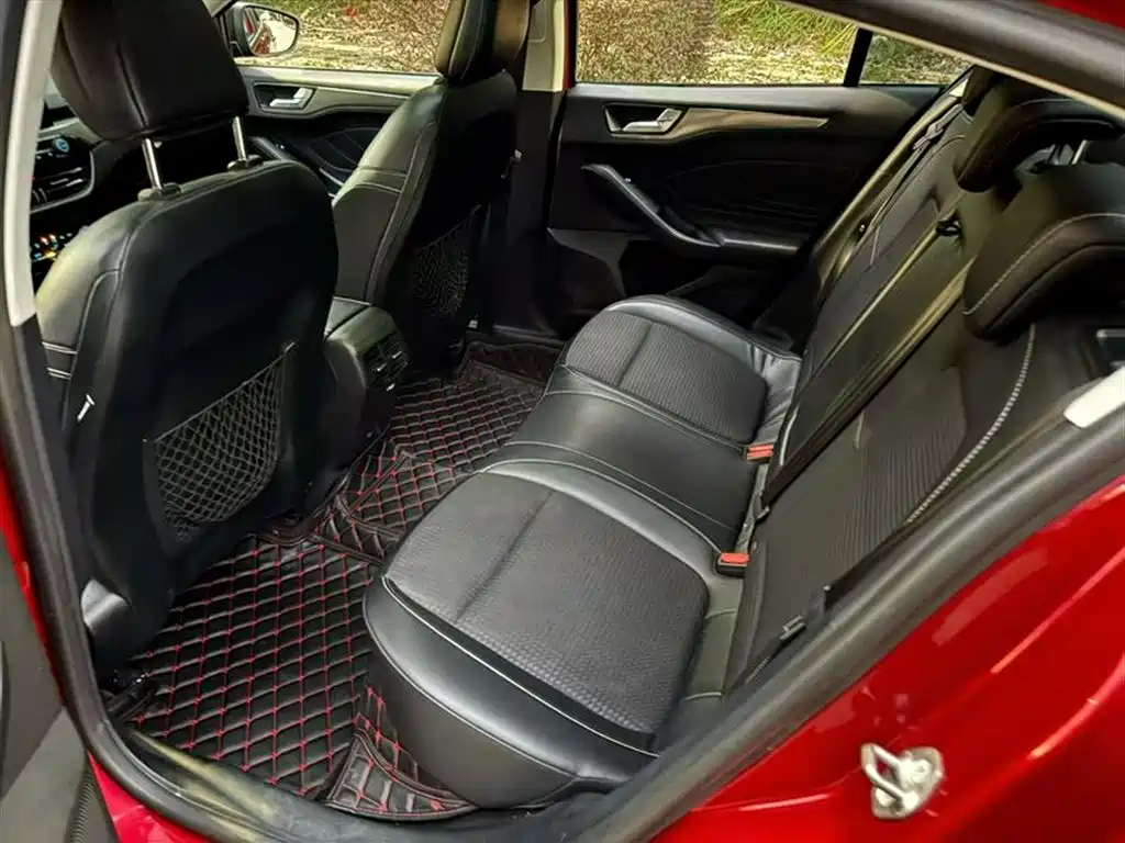 Focus Sedan EcoBoost 180 Auto Sharp Trend