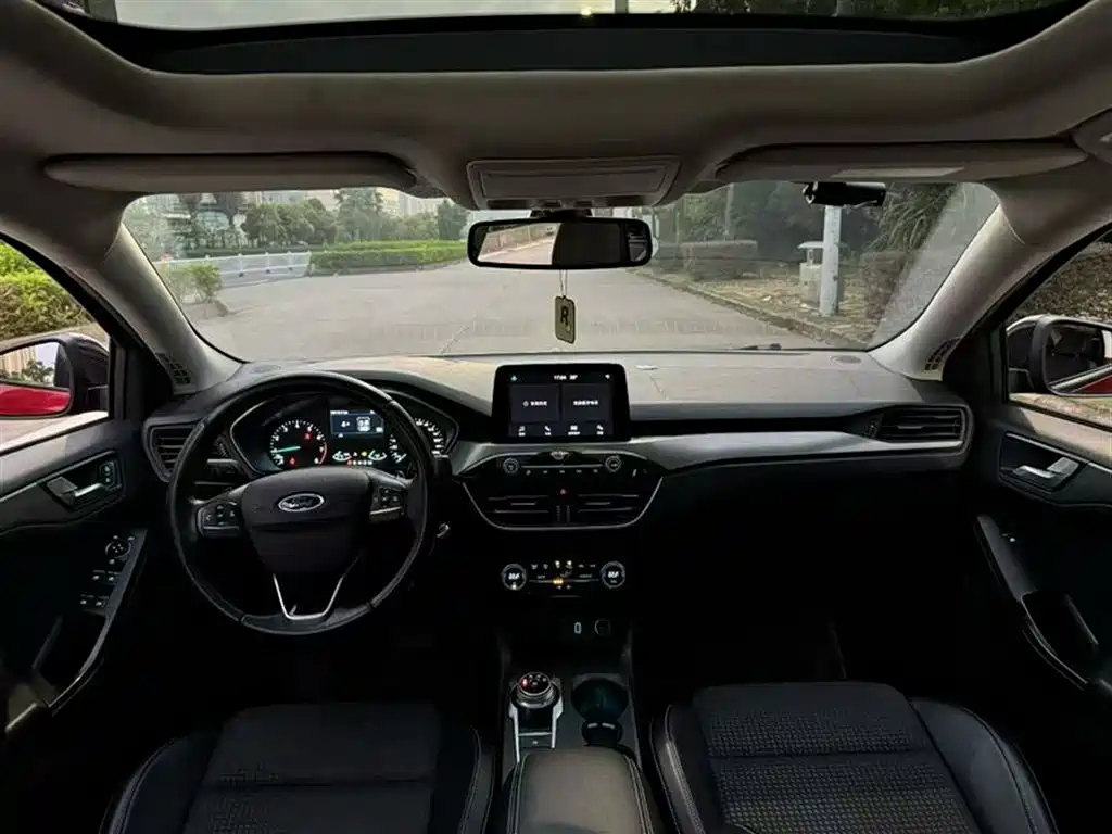 Focus Sedan EcoBoost 180 Auto Sharp Trend