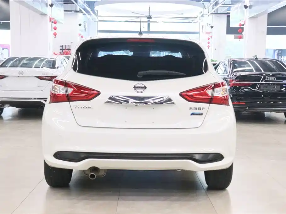 Tiida 1.6 L CVT Smart Travel