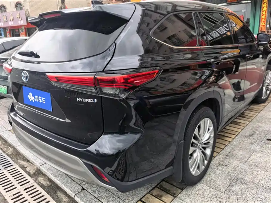 Highlander Dual Engine 2.5 L 2 WD Distinguished 7-seat