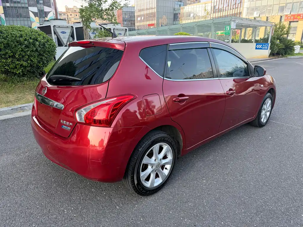 Tiida 1.6 L CVT Intelligent