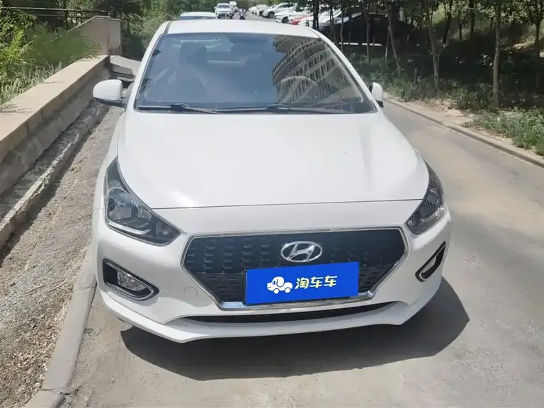 Hyundai Accent 1.4 L Manual Radiant CN-V