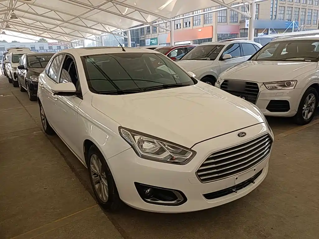 Escort 1.5 L Auto Fashion
