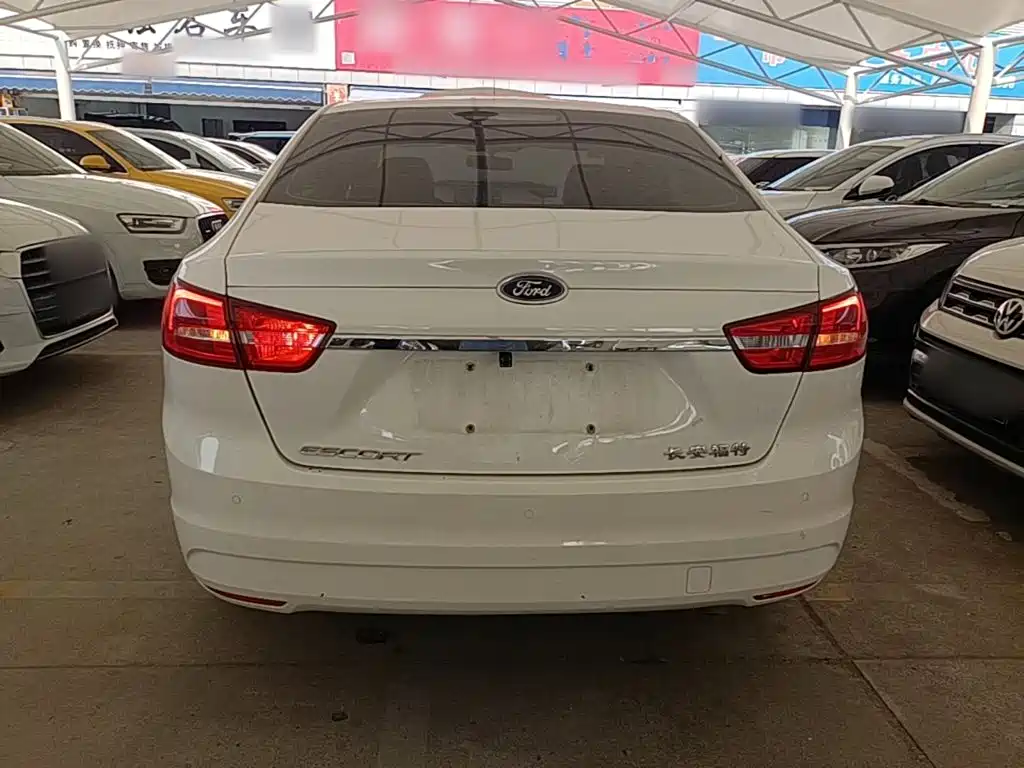 Escort 1.5 L Auto Fashion