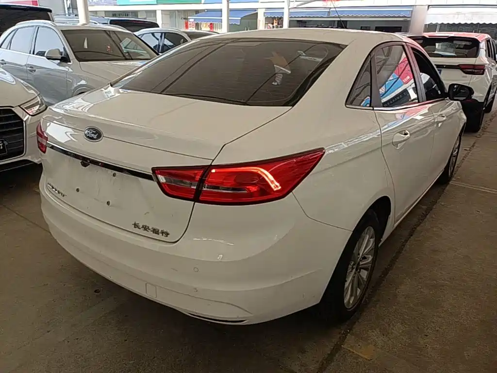 Escort 1.5 L Auto Fashion