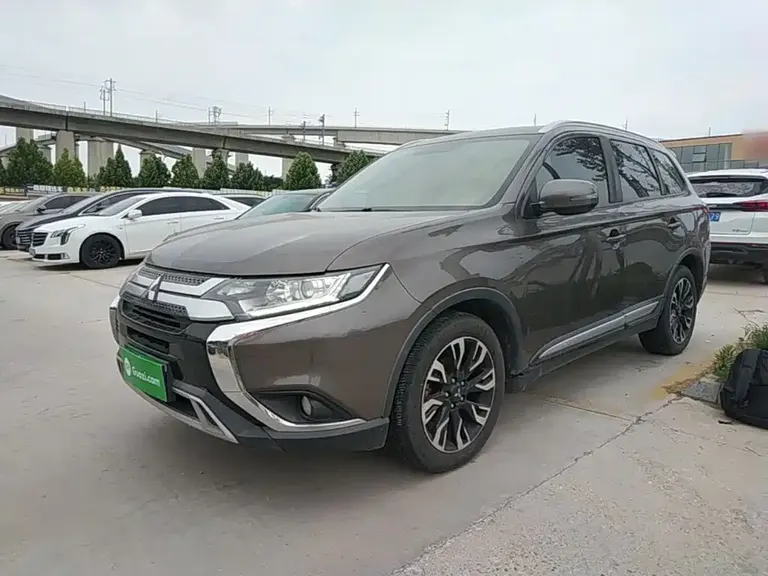 Mitsubishi Outlander 2.0 L 2 WD Smooth Enjoyment 5-seat CN-V