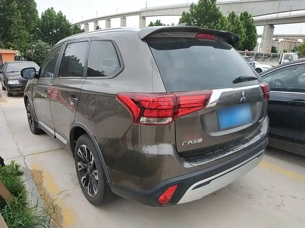 Outlander 2.0 L 2 WD Smooth Enjoyment 5-seat CN-V