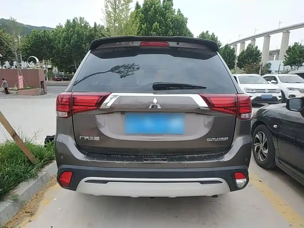 Outlander 2.0 L 2 WD Smooth Enjoyment 5-seat CN-V