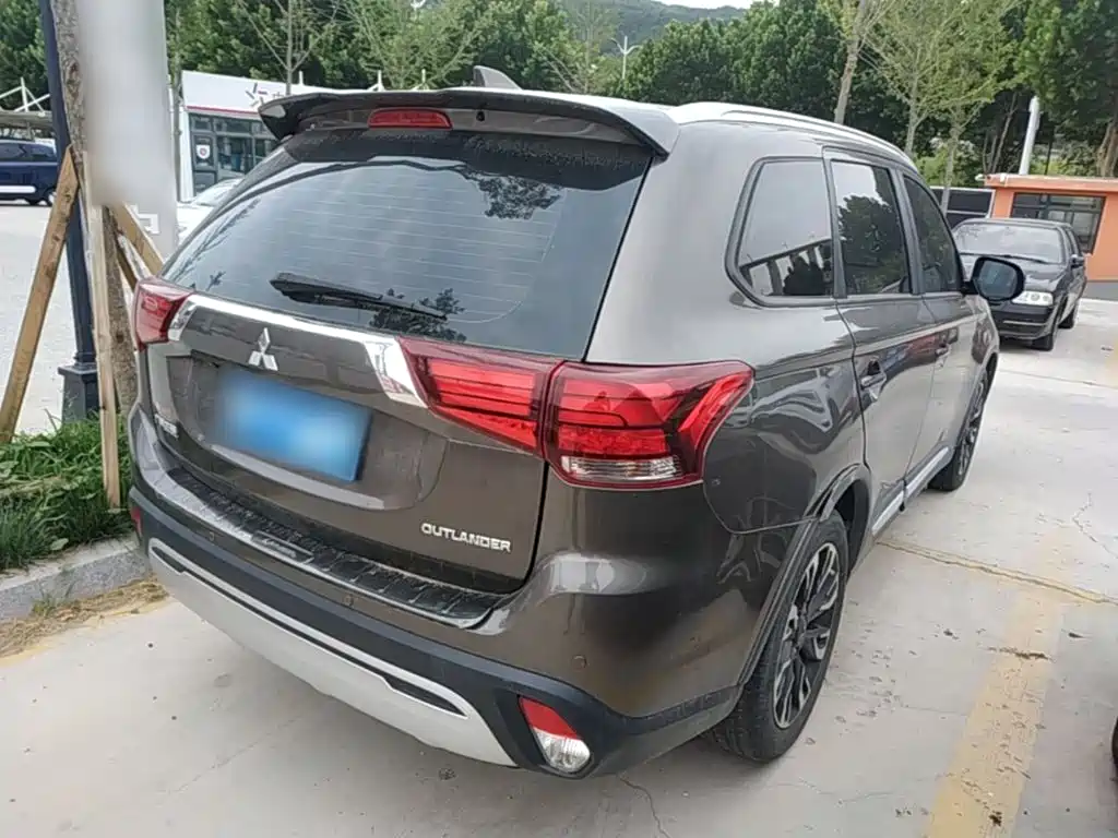 Outlander 2.0 L 2 WD Smooth Enjoyment 5-seat CN-V