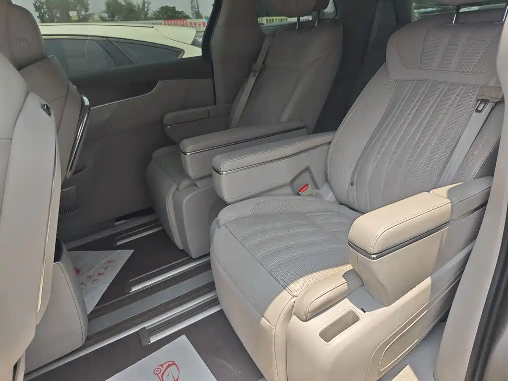 Roewe iMAX8 400 TGI Supreme Enjoyment
