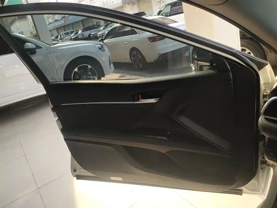Camry 2.0 G Luxury