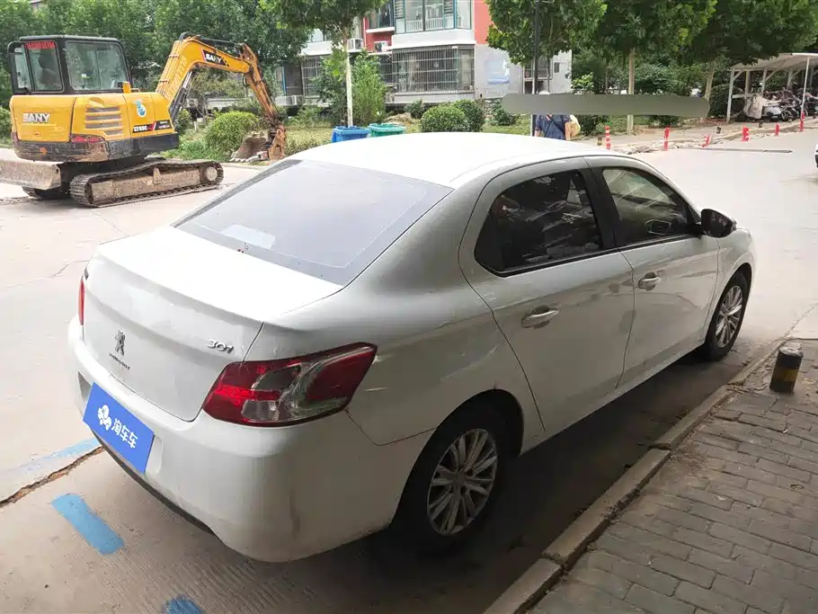 Peugeot 301 1.6 L Manual Comfort