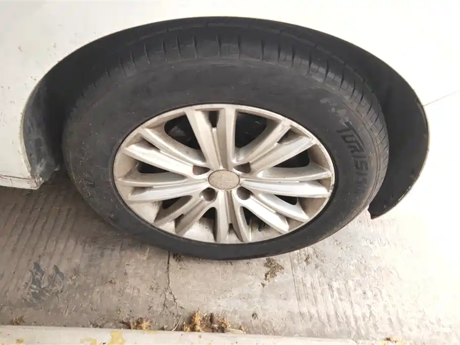 Peugeot 301 1.6 L Manual Comfort