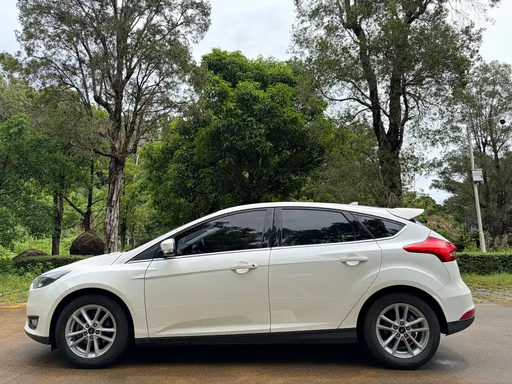 Focus Hatchback Classic EcoBoost 180 Auto Elite