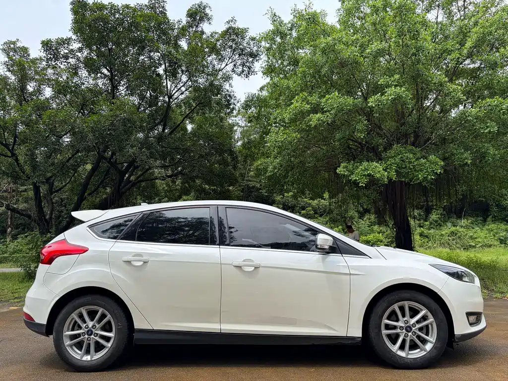 Focus Hatchback Classic EcoBoost 180 Auto Elite