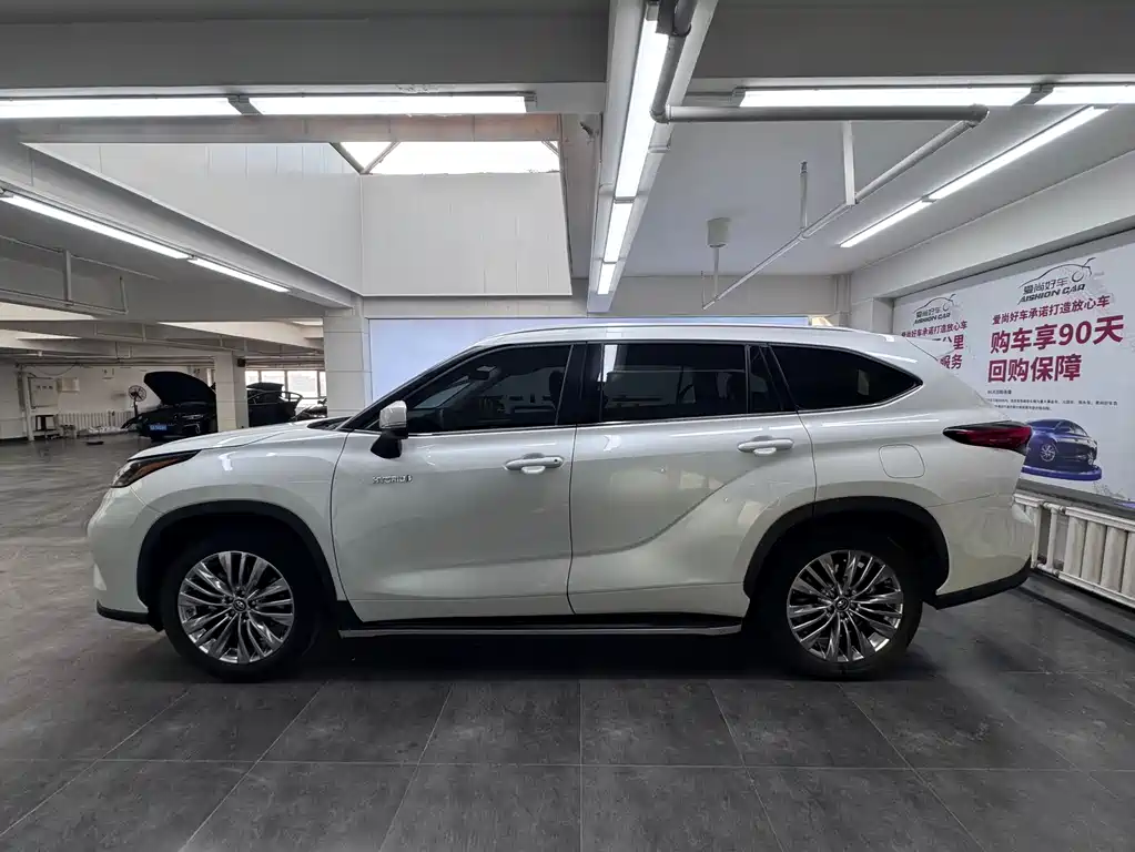 Highlander 2.5 L Smart e-Hybrid Dual Engine 4 WD Luxury 7-seat