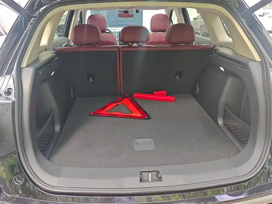 Hongqi HS3 PHEV 115 km Power Action
