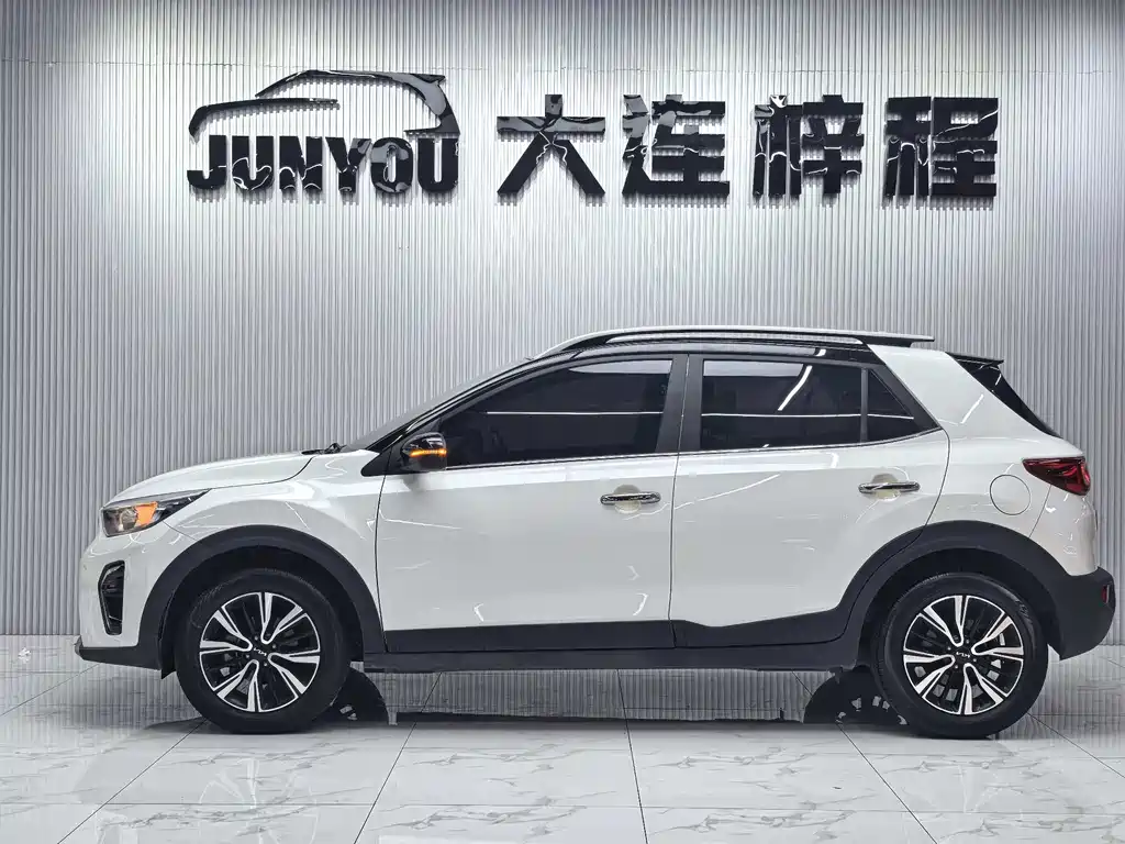 Stonic 1.4 L CVT Fun Enjoyment Sunroof