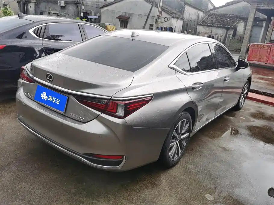 Lexus ES 200 Outstanding
