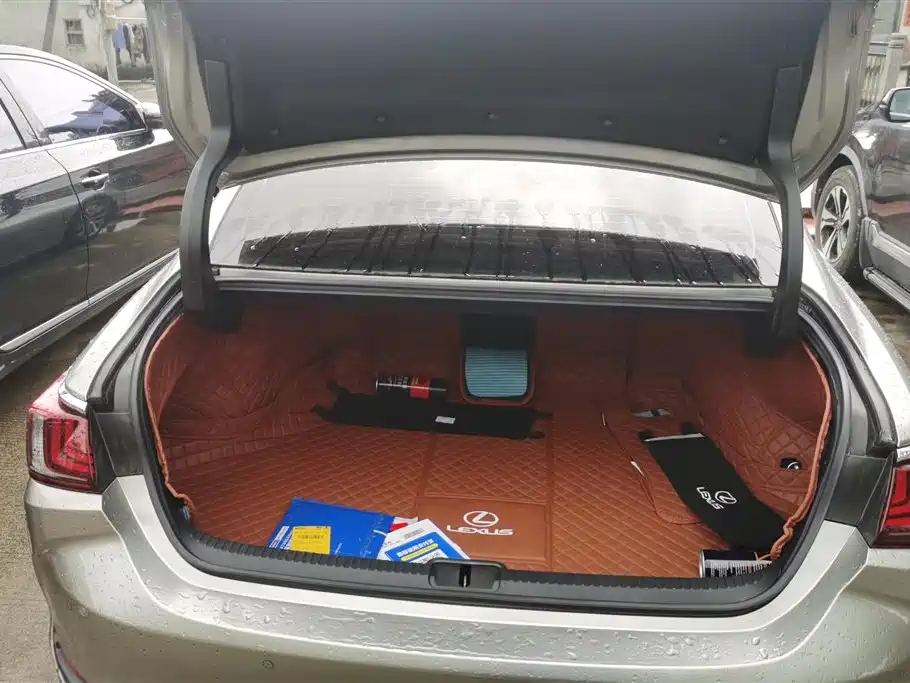 Lexus ES 200 Outstanding
