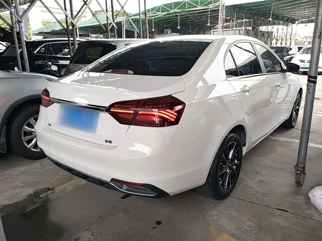 Emgrand 1.5 L CVT Luxury
