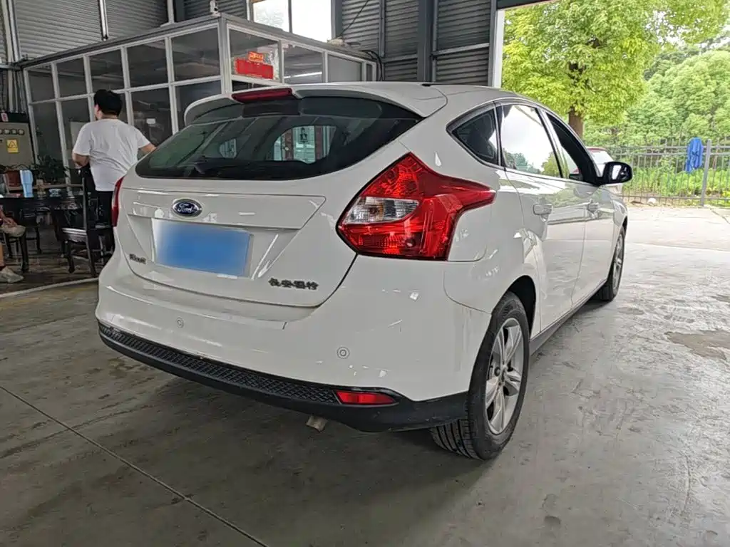 Focus Hatchback 1.6 L Auto Style