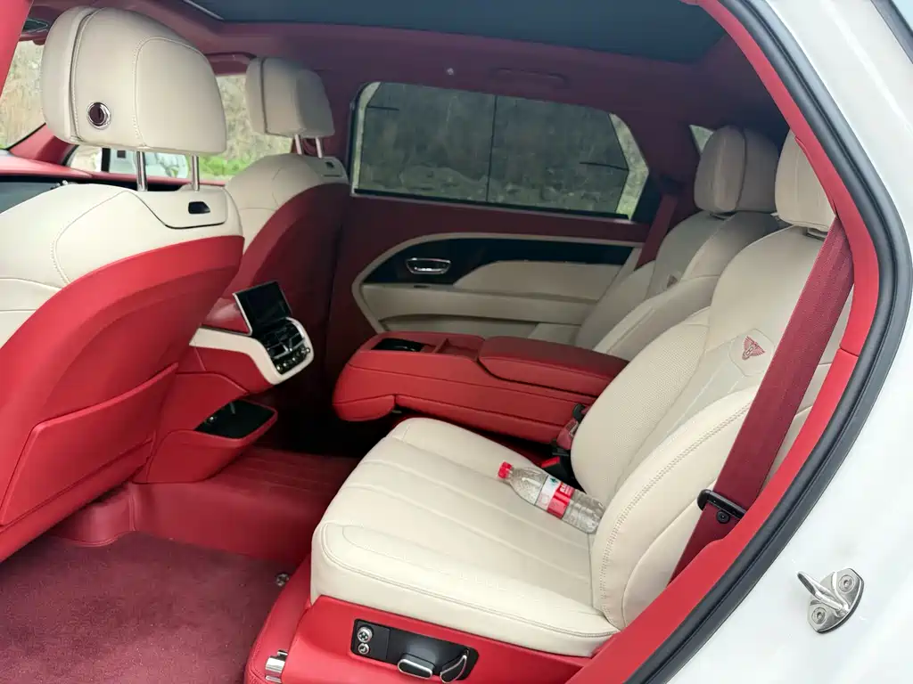 Bentayga 4.0 T V8 LWB Range