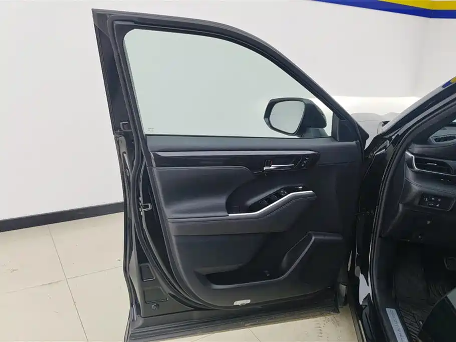 Crown Kluger 2.5 L HEV 4 WD Flagship