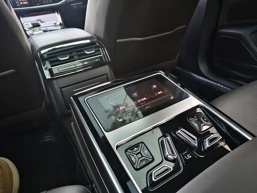 Audi A8 奥迪A8 2024款 A8 L 50 TFSI quattro 尊享型