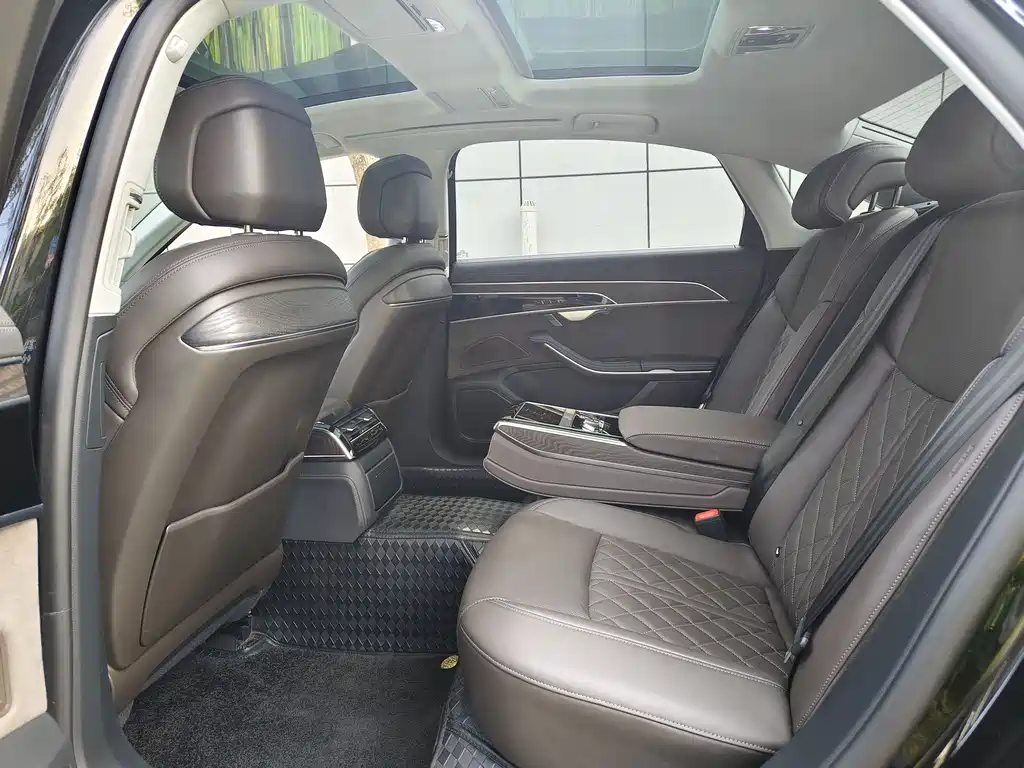 Audi A8 奥迪A8 2024款 A8 L 50 TFSI quattro 尊享型